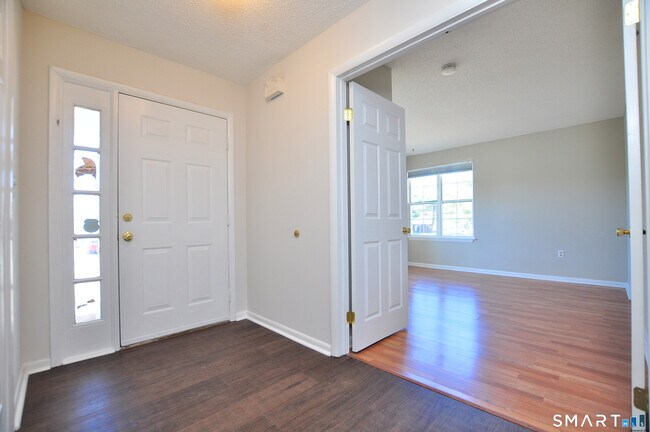 207 Country Club Ct in Rocky Hill, CT - Building Photo - Building Photo