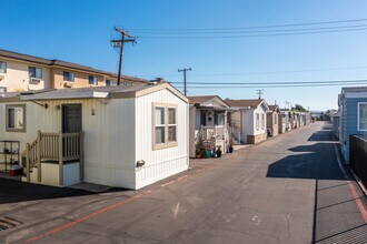2060 Newport Blvd in Costa Mesa, CA - Foto de edificio - Primary Photo