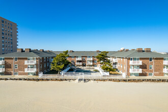 Shore Club Condominiums in Margate City, NJ - Foto de edificio - Building Photo