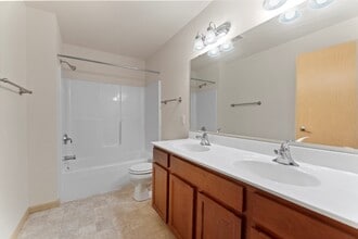 Meadows At Liberty Place in McFarland, WI - Foto de edificio - Building Photo