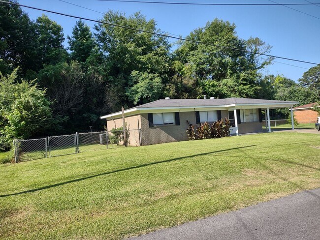 6015 Oakland Heights St in Meridian, MS - Building Photo - Building Photo