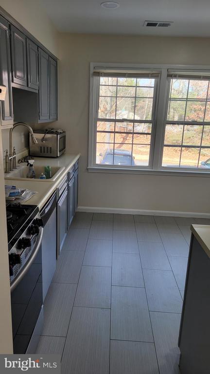 2055 Pilgrim Dr in Woodbridge, VA - Foto de edificio - Building Photo