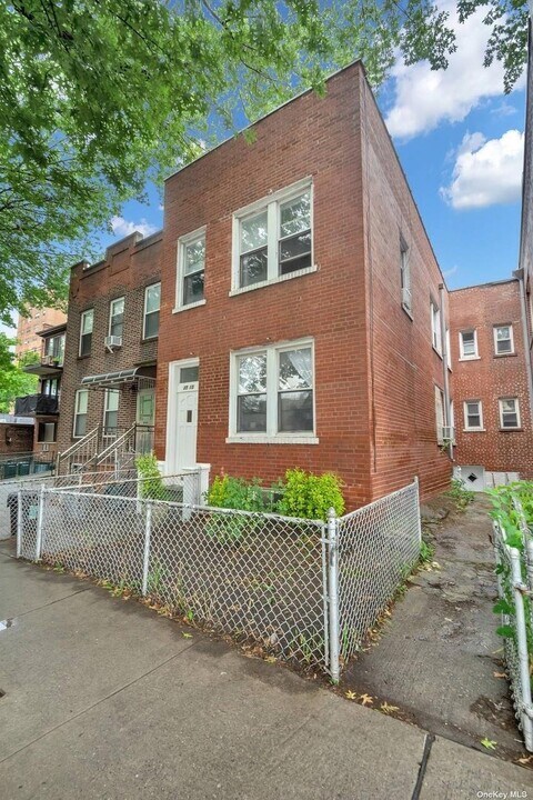 25-15 34th Ave in Queens, NY - Building Photo