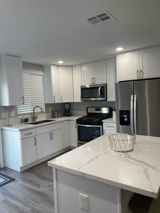 563 N Maple Ave in Fontana, CA - Building Photo