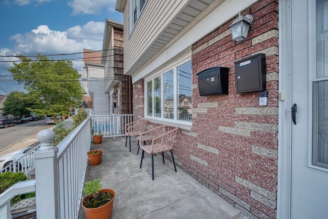8 E 10th St in Bayonne, NJ - Building Photo - Building Photo