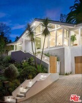 2221 Bowmont Dr in Beverly Hills, CA - Building Photo