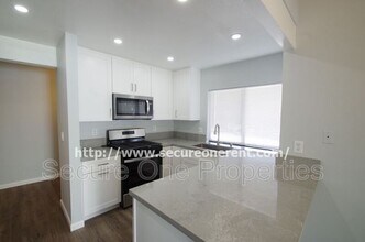 6255 Canoga Ave in Los Angeles, CA - Building Photo - Building Photo