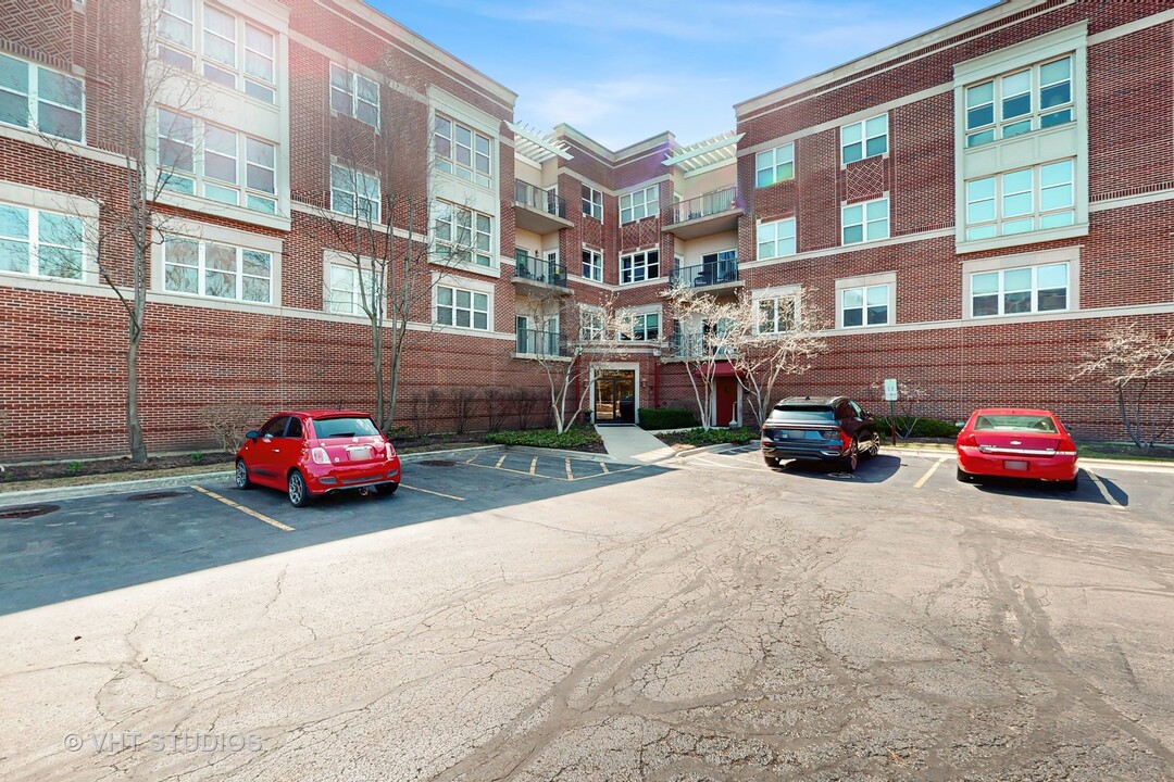 300 E Church St in Libertyville, IL - Building Photo
