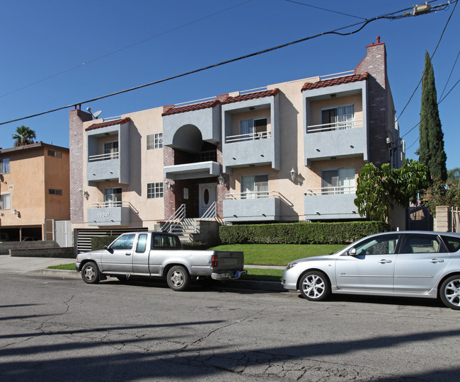 16047 Haynes St in Van Nuys, CA - Building Photo - Building Photo