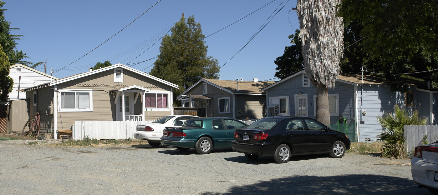 30 Sara Ct in Pittsburg, CA - Building Photo