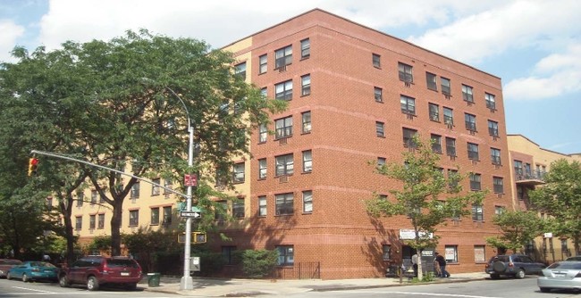 Maple Court in New York, NY - Building Photo - Building Photo