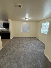 214 E 97th St in Los Angeles, CA - Foto de edificio - Building Photo