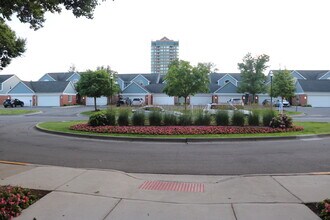 250 E Harbortown Dr, Unit 250 E Harbor Town Floor14 in Detroit, MI - Foto de edificio - Building Photo