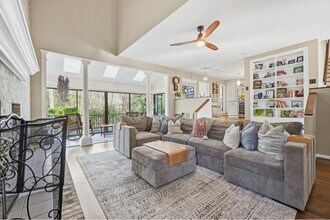 63 Queens Ct in Newport News, VA - Foto de edificio - Building Photo