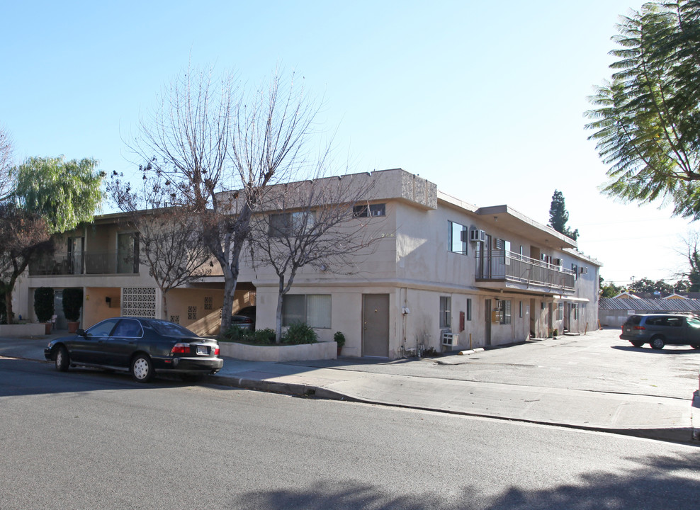 246 W Verdugo Ave in Burbank, CA - Building Photo