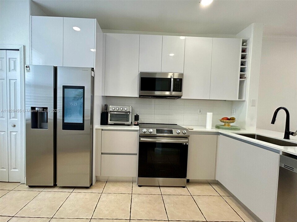 5440 NW 107th Ave in Doral, FL - Building Photo
