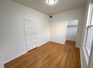 2908 N Springfield Ave, Unit 2R in Chicago, IL - Foto de edificio - Building Photo