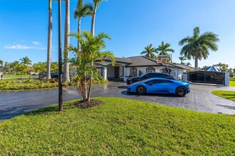 12680 SW 77th St in Miami, FL - Foto de edificio - Building Photo