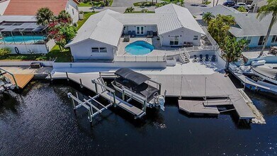 5021 Porpoise Pl in New Port Richey, FL - Building Photo - Building Photo