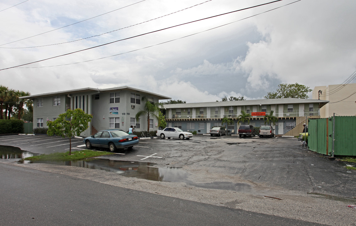 Royal Atlantic Apartments in Pompano Beach, FL - Foto de edificio