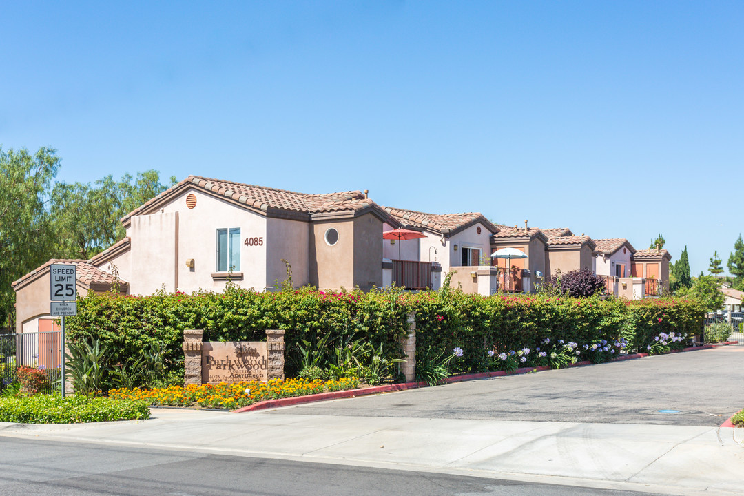 Parkwood Apartments in Yorba Linda, CA - Foto de edificio