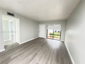 18206 Mediterranean Blvd in Hialeah, FL - Building Photo - Building Photo