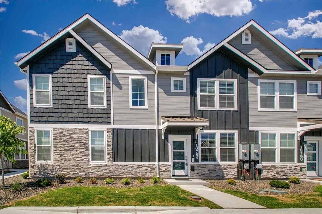 10786 W Brownstone Dr in Boise, ID - Building Photo