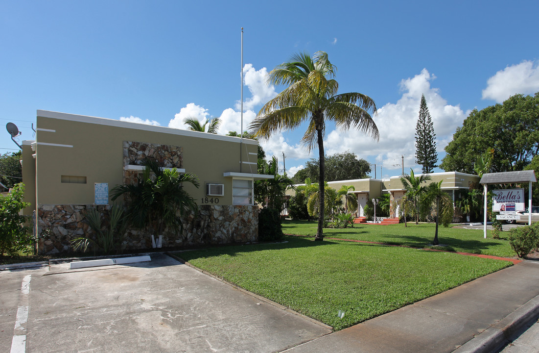 Bella's Apartments in Hollywood, FL - Building Photo