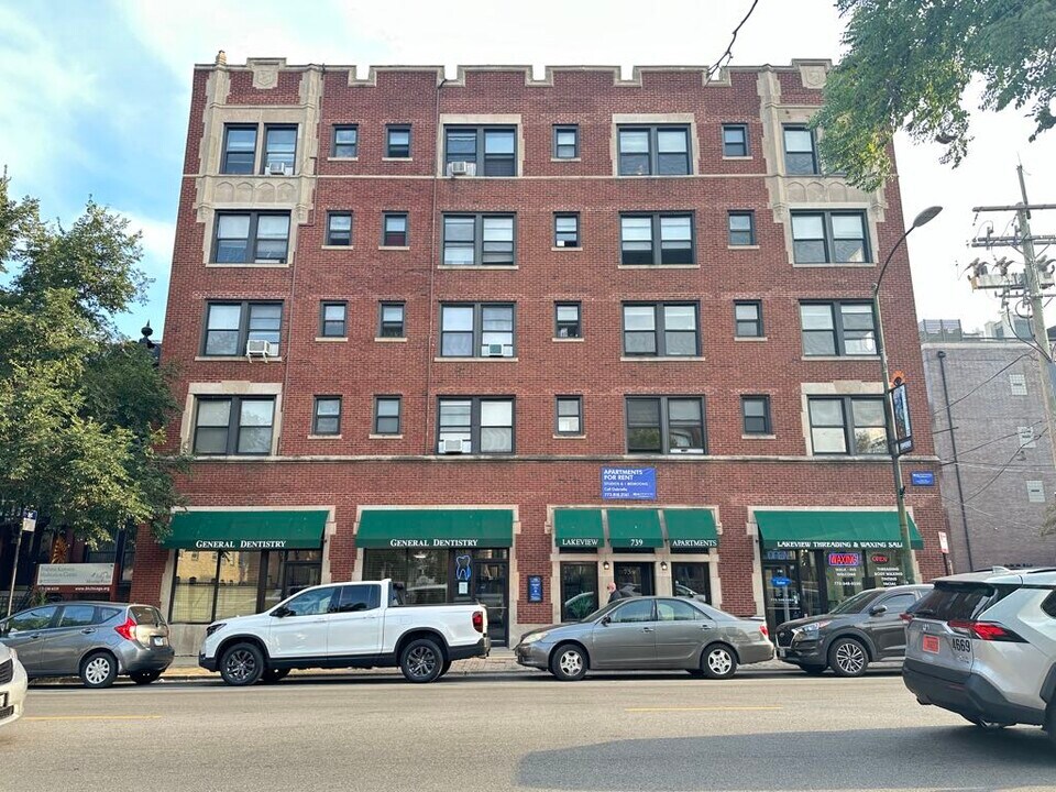 742 W Belmont Ave in Chicago, IL - Building Photo
