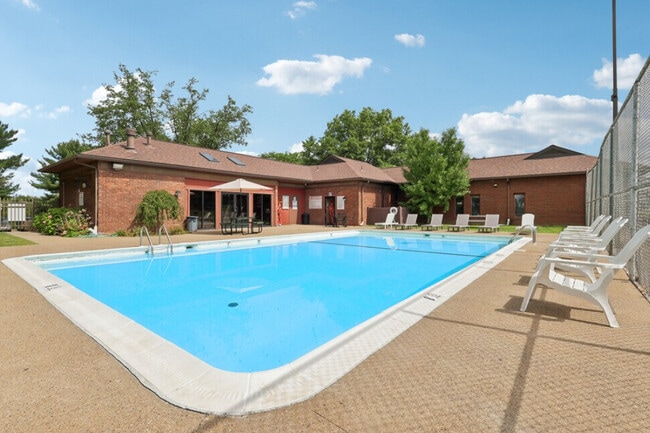 Monroeville Apartments at Deauville Park