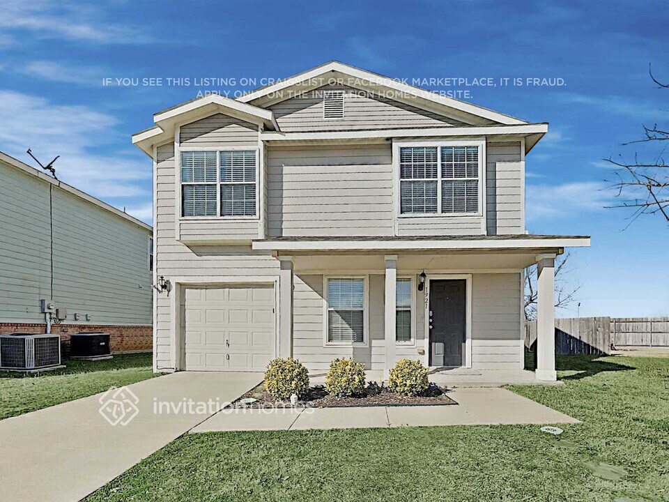 1921 Wickham Dr in Burleson, TX - Building Photo