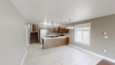 11342-113105 105 Ave in Grande Prairie, AB - Building Photo - Building Photo