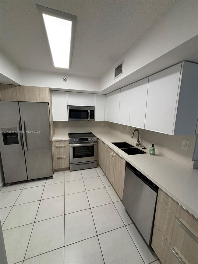 19101 NE 36th Pl in Aventura, FL - Building Photo - Building Photo