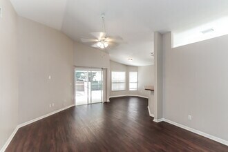 1710 Wakefield Dr in Brandon, FL - Foto de edificio - Building Photo