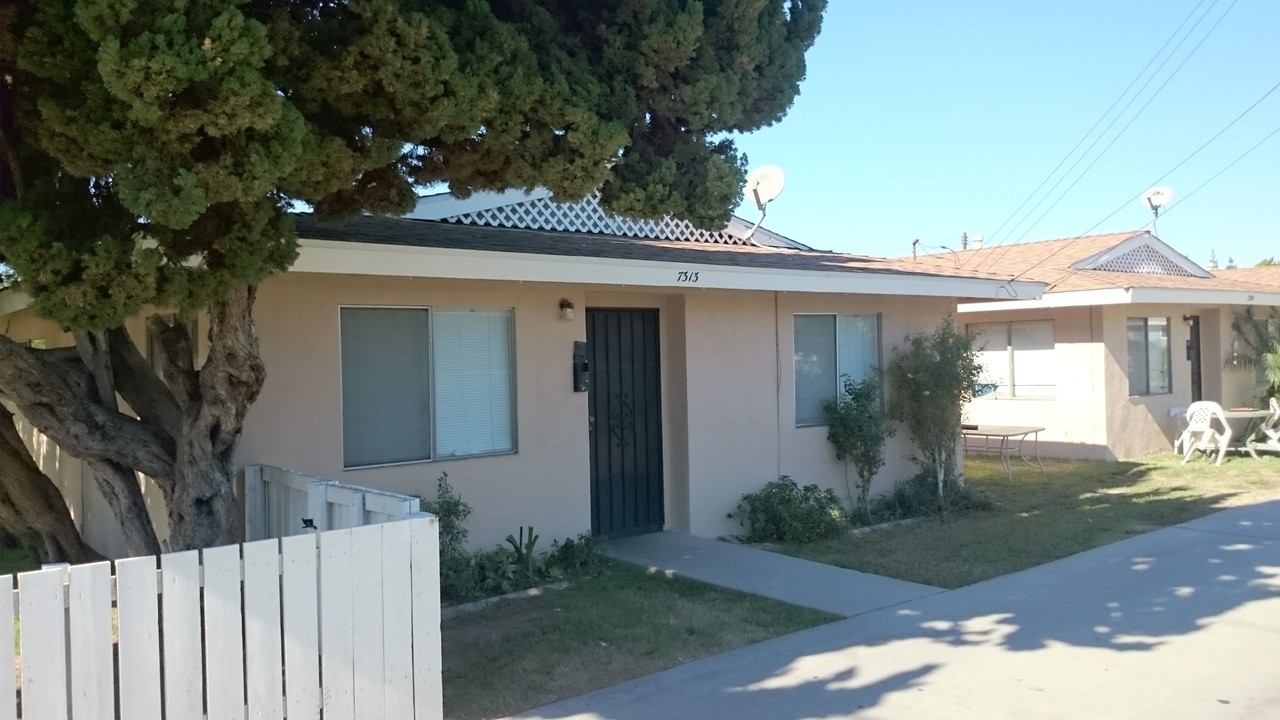 7317 Richfield St in Paramount, CA - Building Photo