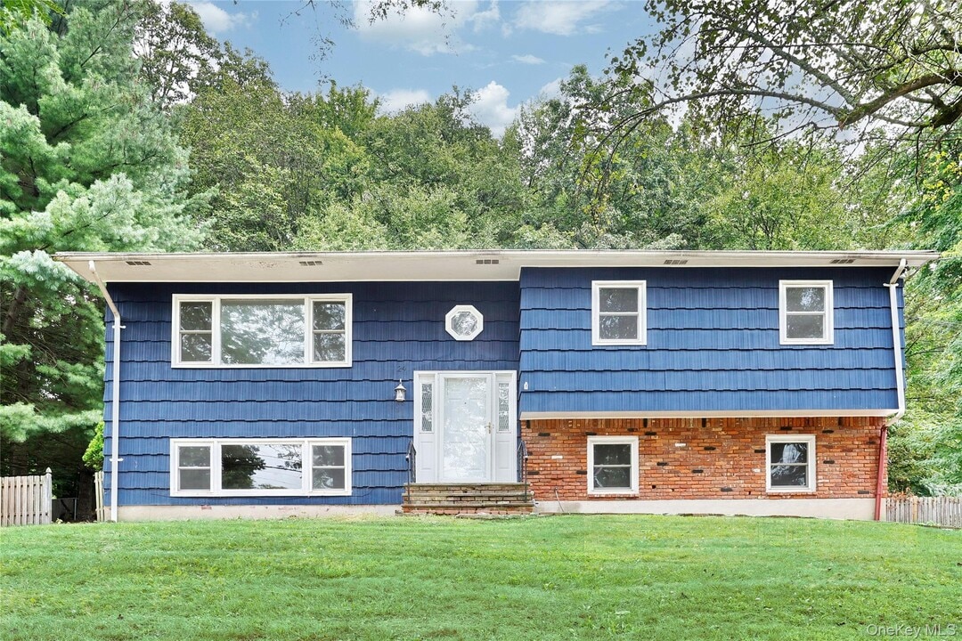 24 Wallace Dr in Chestnut Ridge, NY - Building Photo