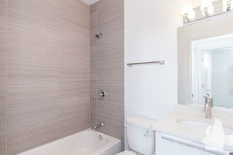 2700 W North Ave in Chicago, IL - Foto de edificio - Building Photo