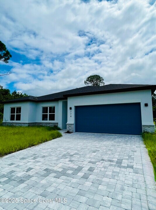 774 Dresden St NW in Palm Bay, FL - Building Photo