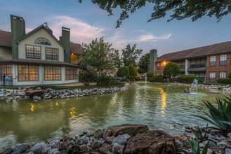 Crystal Falls in Houston, TX - Foto de edificio - Building Photo