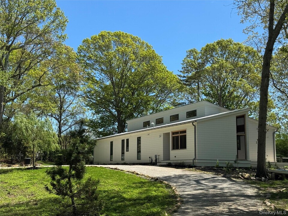 6710 Soundview Ave in Southold, NY - Building Photo