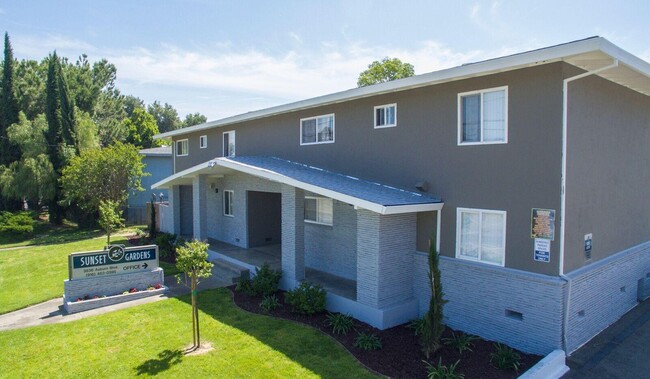 Sunset Gardens Apartments in Sacramento, CA - Building Photo - Building Photo