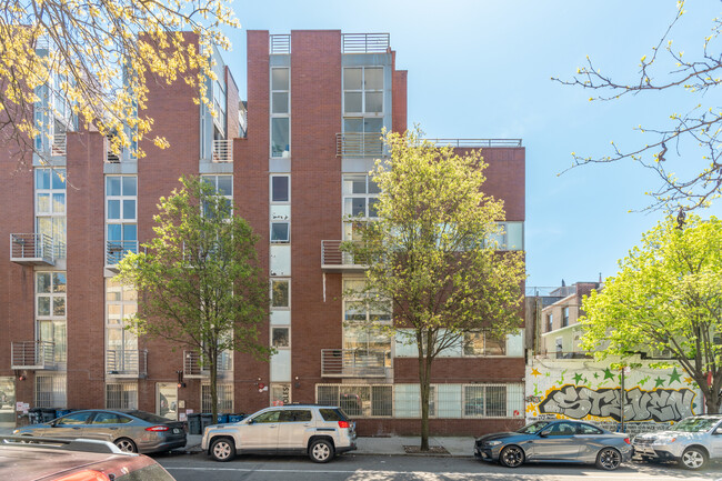 160 Scholes St in Brooklyn, NY - Building Photo - Building Photo