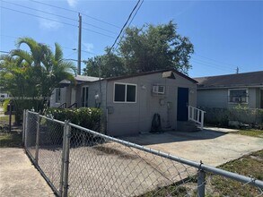 1104 NW 64th St in Miami, FL - Building Photo - Building Photo