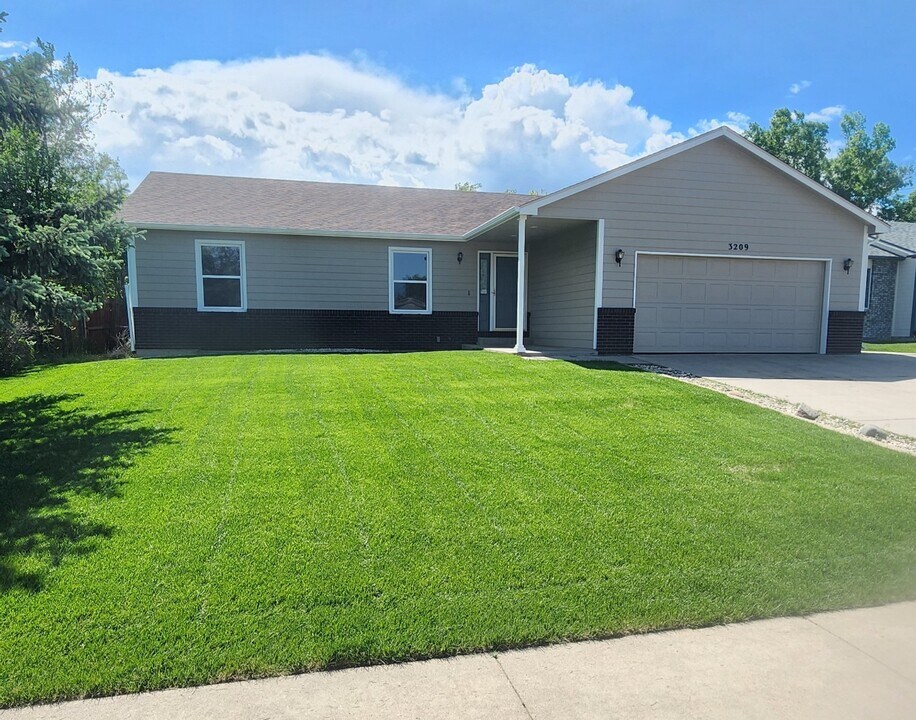 3209 Collins Ave in Evans, CO - Building Photo