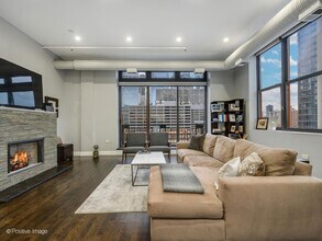 360 W Illinois St in Chicago, IL - Foto de edificio - Building Photo