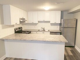 26 Bluebird Av in Hamilton, ON - Building Photo