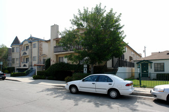 242 E Elmwood Ave in Burbank, CA - Building Photo - Building Photo