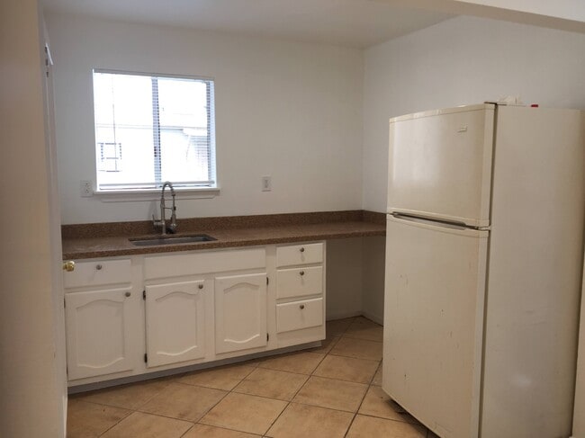 640 N Fuller Ave, Unit Guest House