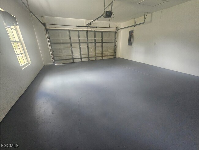 1105 Florence St E in Lehigh Acres, FL - Foto de edificio - Building Photo