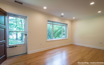 165 Gerry Rd, Unit 1 in Chestnut Hill, MA - Foto de edificio - Building Photo